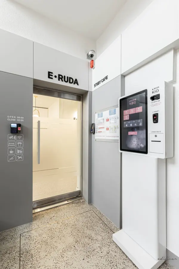 무인 시스템 갖춘 스마트 스터디카페 입구